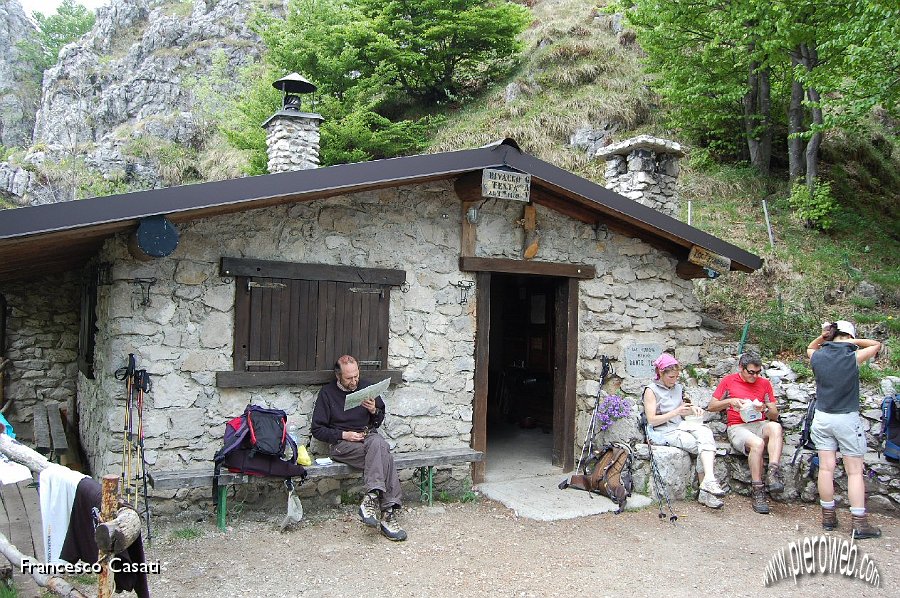 10 Michele consulta la cartina.jpg